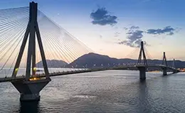 Cruzar el puente colgante más largo de nuestro mundo antes de regresar a Delfos