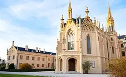 Descubre la magia de Lednice, declarada Patrimonio de la Humanidad.