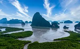 Descubre la majestuosa bahía de Phang Nga y sus paisajes únicos.