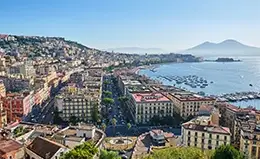 Explora la vibrante ciudad de Nápoles con su rica cultura y arquitectura