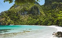 Explora las playas paradisíacas de Phi Phi.