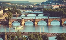Llega a Praga, la ciudad de los cien puentes, al atardecer.