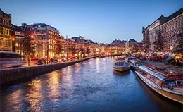 Navegue por los románticos canales de Ámsterdam.
