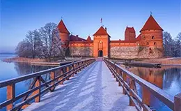 Castillo de cuento de Trakai sobre su isla.