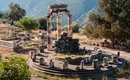 Exploración del ogrel oráculo de Delfos y sus tesoros arqueológicos