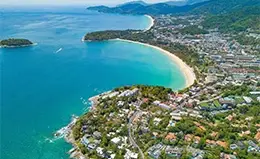 Navega en ferry hacia la fascinante isla de Phuket.