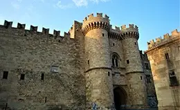 Descubre la ciudadela amurallada de Rodas