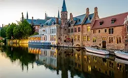 Disfruta de un romántico crucero por los canales de Brujas.