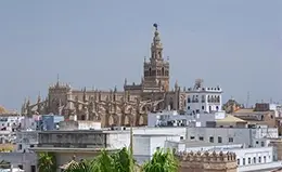 Explora la icónica Giralda y la Catedral de Sevilla