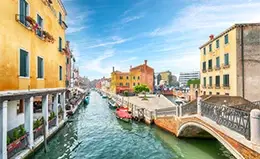 Navega por los canales de Venecia y descubre su magia desde el agua