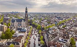 Pasea por el vibrante centro histórico de Ámsterdam.