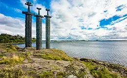 Visitia al monumento de “Espadas en la Roca”.