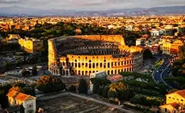 Admira la grandeza del Coliseo, emblema de la Roma Antigua.