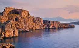 Explora la histórica Lindos y su Acrópolis.