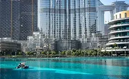 Navega en un ""Abra"" y explora los zocos tradicionales de Dubái.