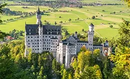 Admira el castillo de Neuschwanstein en Füssen.