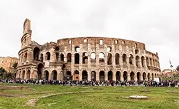 Admira el imponente Coliseo, símbolo de la Roma Antigua.