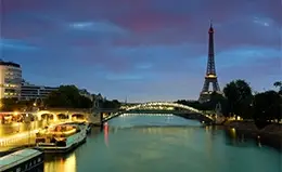 Disfruta de un crucero nocturno por el Sena.