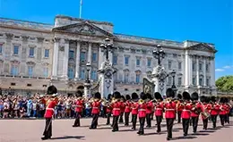 Observa el Cambio de Guardia en Buckingham Palace.