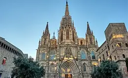 Admira la majestuosa Sagrada Familia, un ícono de la ciudad