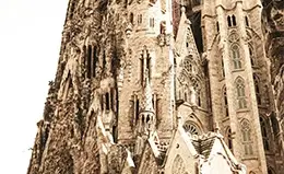 Admira la impresionante Sagrada Familia, un símbolo de Barcelona