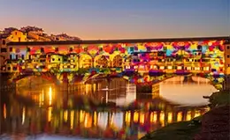 Cruza el icónico Ponte Vecchio y siente la esencia de Florencia.