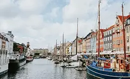 Descubre la esencia de Copenhague con una visita guiada a sus lugares más emblemáticos.