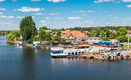 Relájese a lo largo de un lago pintoresco en Augustow.