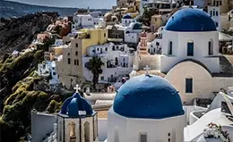 Sumérgete en el encanto de las callejuelas de Oia