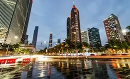 Paseo por la impresionante Plaza Huacheng.