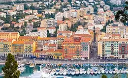 Paseo por el glamuroso paseo marítimo de Niza.