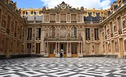 Pasea por los jardines del Palacio de Versalles.