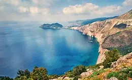 Navega por el golfo Sarónico